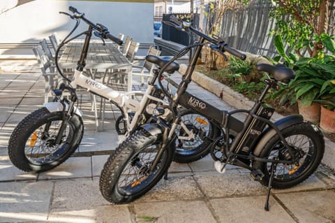 Casa Mirko - B & B con stazione ricarica auto elettriche parcheggio privato auto moto biciclette Chambre d’hôte in Arezzo
