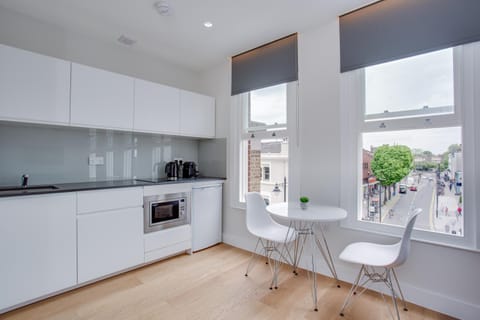 Kitchen or kitchenette, Dining area