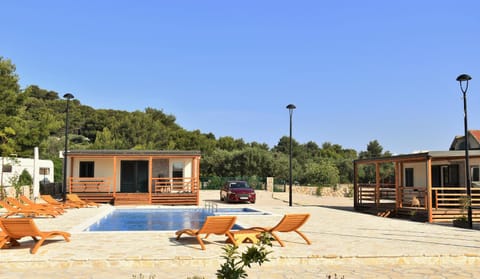 Facade/entrance, Balcony/Terrace, Photo of the whole room, Swimming pool
