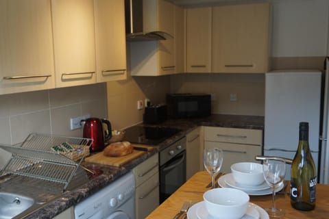 Property building, Coffee/tea facilities, Kitchen or kitchenette, Dining area, On site