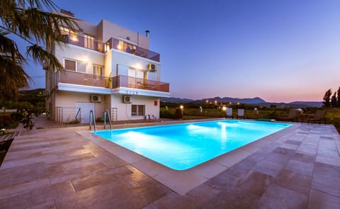 Property building, Patio, Day, Natural landscape, Mountain view, Pool view, Swimming pool, Swimming pool, Sunrise, Sunset, sunbed