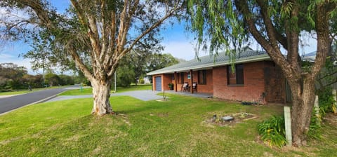 Property building, Neighbourhood, Natural landscape, Garden, Garden view, Street view