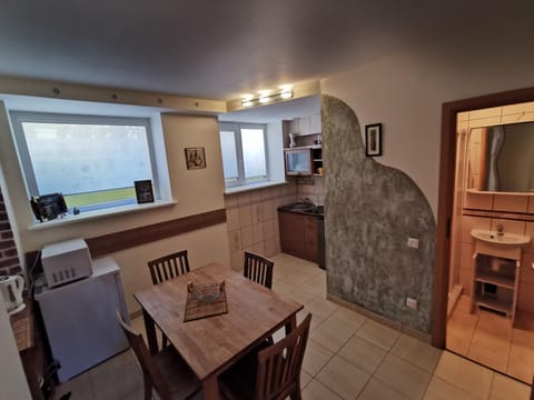 Kitchen or kitchenette, Dining area