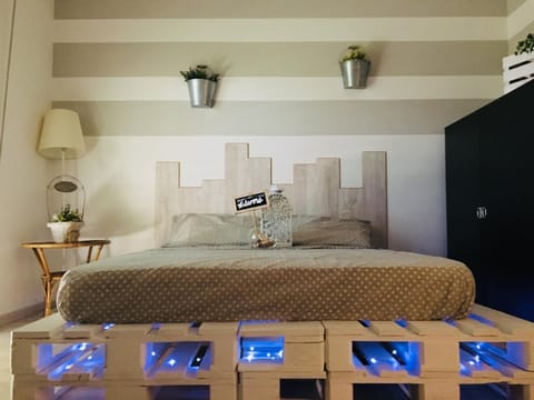 Bed, TV and multimedia, Photo of the whole room, Decorative detail, bunk bed