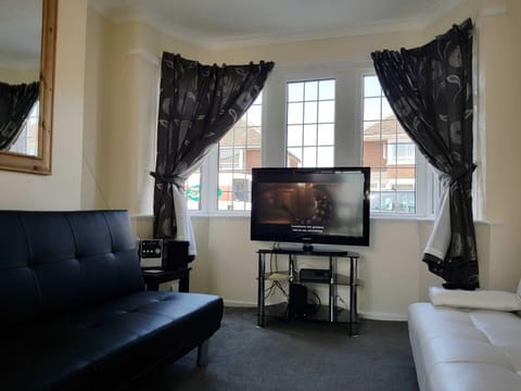 Blackpoolholidaylets Salmesbury Avenue Families And Contractors only House in Blackpool