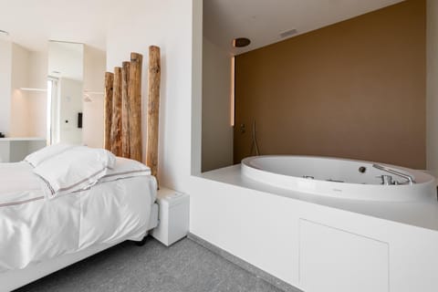 Hot Tub, Bedroom