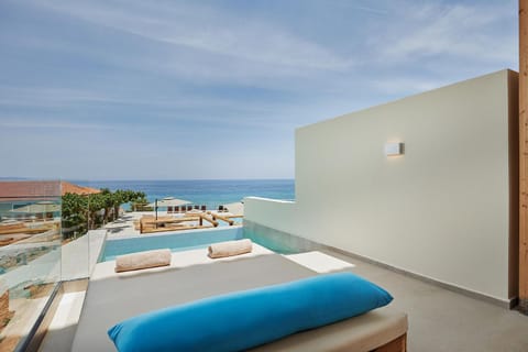 View (from property/room), Balcony/Terrace, Pool view, Sea view, Swimming pool, sunbed