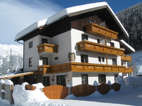 Facade/entrance, Day, Winter, On site