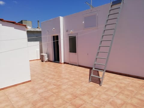 Property building, Day, Balcony/Terrace