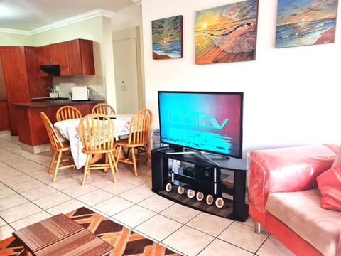 TV and multimedia, Living room, Dining area, fireplace, kitchen