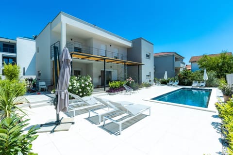 Property building, Patio, Day, Pool view, Swimming pool, sunbed