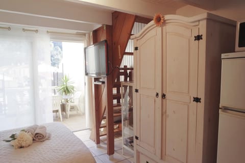 Patio, Bed, TV and multimedia, wardrobe