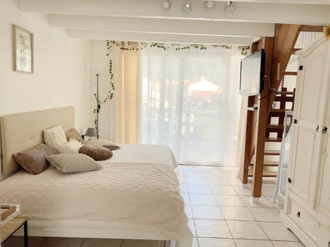 Bed, Photo of the whole room, Decorative detail, wardrobe