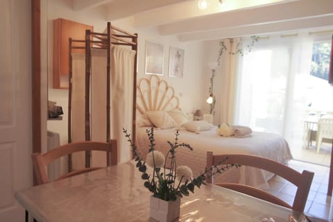 Patio, Bed, Photo of the whole room, Seating area