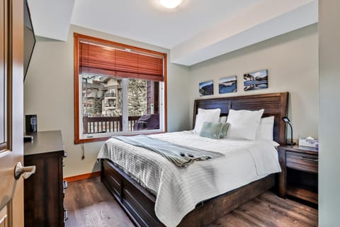 Fenwick Vacation Rentals Inviting Rocky Mountain HOT TUB in Top Rated Condo Apartahotel in Canmore