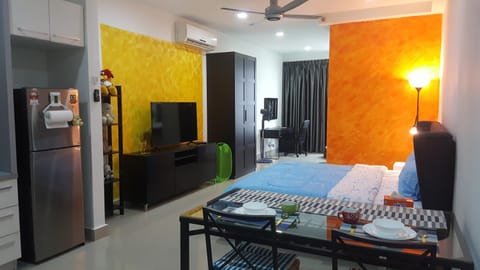 Shower, Bathroom, TV and multimedia, Coffee/tea facilities, Kitchen or kitchenette, Living room, Photo of the whole room, Seating area, Dining area, Bedroom