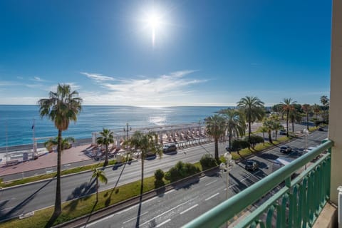 SEA FRONT - Panoramic view with Terraсe - 2BR Appartement in Nice
