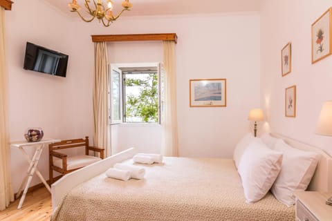 Bedroom, Garden view, Mountain view, Quiet street view