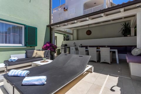 Apartment Amos with Private Pool Condo in Hvar