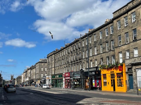 Property building, Nearby landmark, Neighbourhood, City view, Street view