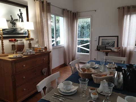 La Maison Blanche Bed and Breakfast in Andernos-les-Bains