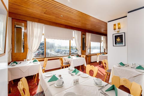 Restaurant/places to eat, Dining area, Breakfast