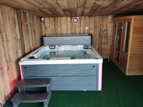 Hot Tub, Sauna