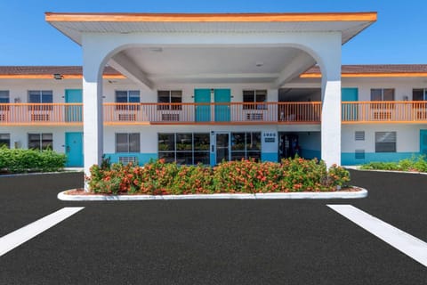 Howard Johnson by Wyndham Vero Beach/I-95 Hotel in Indian River