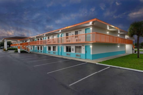 Howard Johnson by Wyndham Vero Beach/I-95 Hotel in Indian River