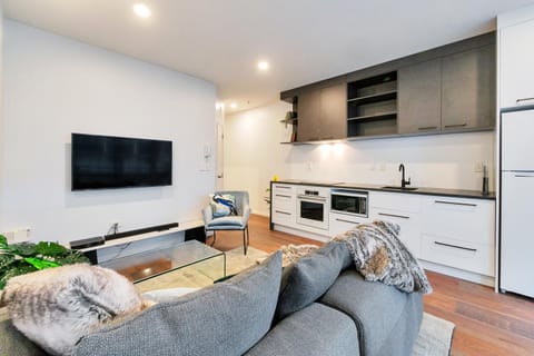 Designer Styled City Apartment with Carpark Condo in Auckland