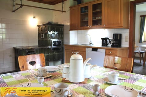 Coffee/tea facilities, Kitchen or kitchenette, Seating area, Dining area