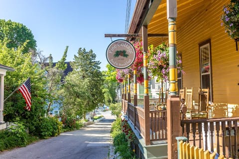 Pine Cottage Bed & Breakfast Alojamiento y desayuno in Mackinac Island