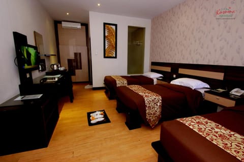 Property building, Bed, TV and multimedia, Photo of the whole room, Decorative detail