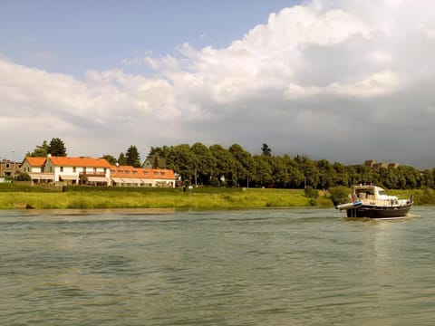 Nearby landmark, Facade/entrance, Spring, Day, Neighbourhood, Natural landscape, Other, On site, River view