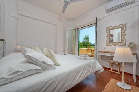 Bed, Balcony/Terrace, Photo of the whole room, Decorative detail, Bedroom, Sea view, air conditioner