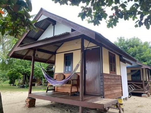 Pinks Bungalow Bed and Breakfast in Ban Tai