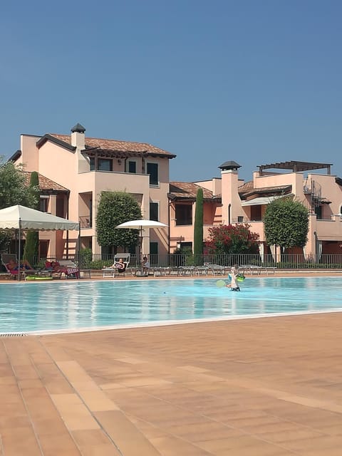 Esclusivo trilocale con piscina al Garda Resort Village Condo in Peschiera del Garda
