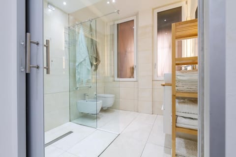 Shower, Toilet, Bathroom, towels