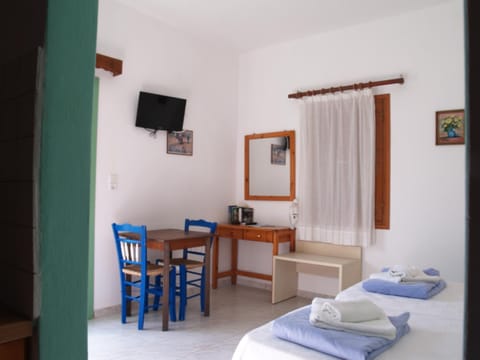 Bed, Seating area, Dining area