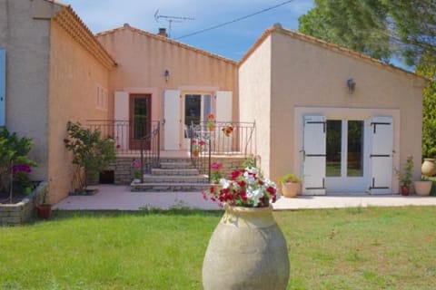 Les murmures du Temps Villa 3 Chambres avec Piscine Villa in Carpentras