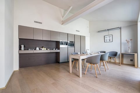 Dining area, minibar