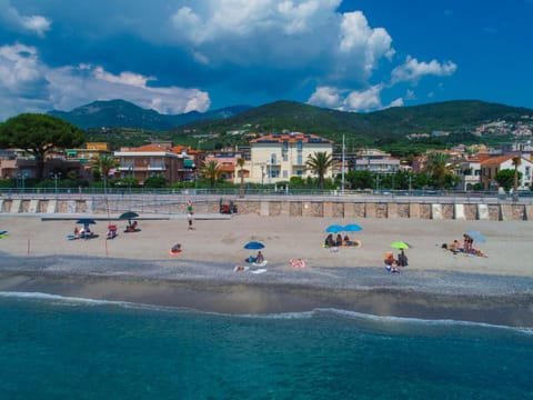 Residence Villa Carmen fronte mare a 50 mt Apartahotel in Pietra Ligure