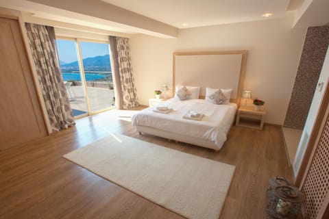 Balcony/Terrace, Photo of the whole room, Bedroom, City view, Landmark view, Sea view