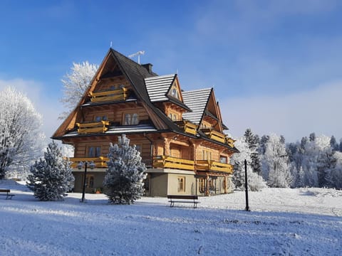 Property building, Facade/entrance, Neighbourhood, Natural landscape, Winter, Floor plan