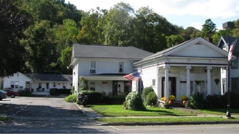 The Colonial Inn & Creamery Motel in Watkins Glen