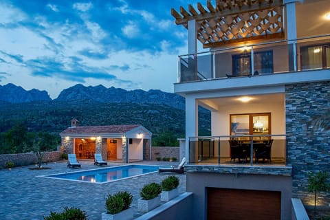 Property building, Mountain view, Pool view, Swimming pool