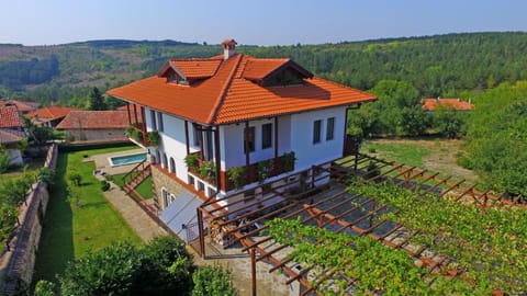 Facade/entrance, Bird's eye view