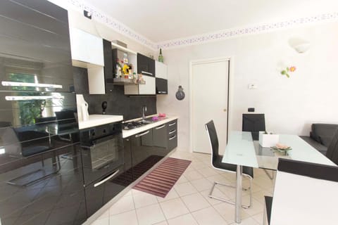 Kitchen or kitchenette, Living room, Seating area, Dining area, minibar, oven, pet friendly, stove