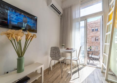 TV and multimedia, Balcony/Terrace, Dining area, air conditioner