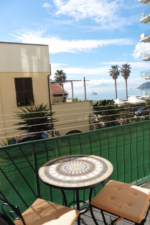 RAFFAELLO Beach Apartment - 50 m from the sea - WIFI Condo in Savona